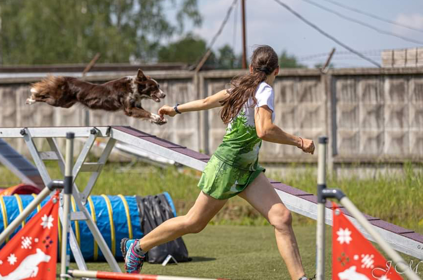 Adžiliti suņu sports. Tiesnese, trenere un sportiste Svetlana Krēsliņa